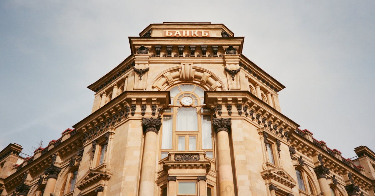 Бизнес-план для банков и ДАМУ 1 Ornate bank facade in Moscow featuring columns, windows, and architectural details.