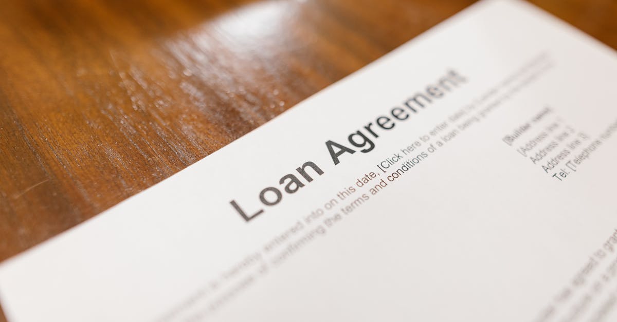 Отказ в бизнес-кредите: 7 ошибок в бизнес-плане 2 Detailed loan agreement document close-up on a wooden table representing legal and financial concepts.